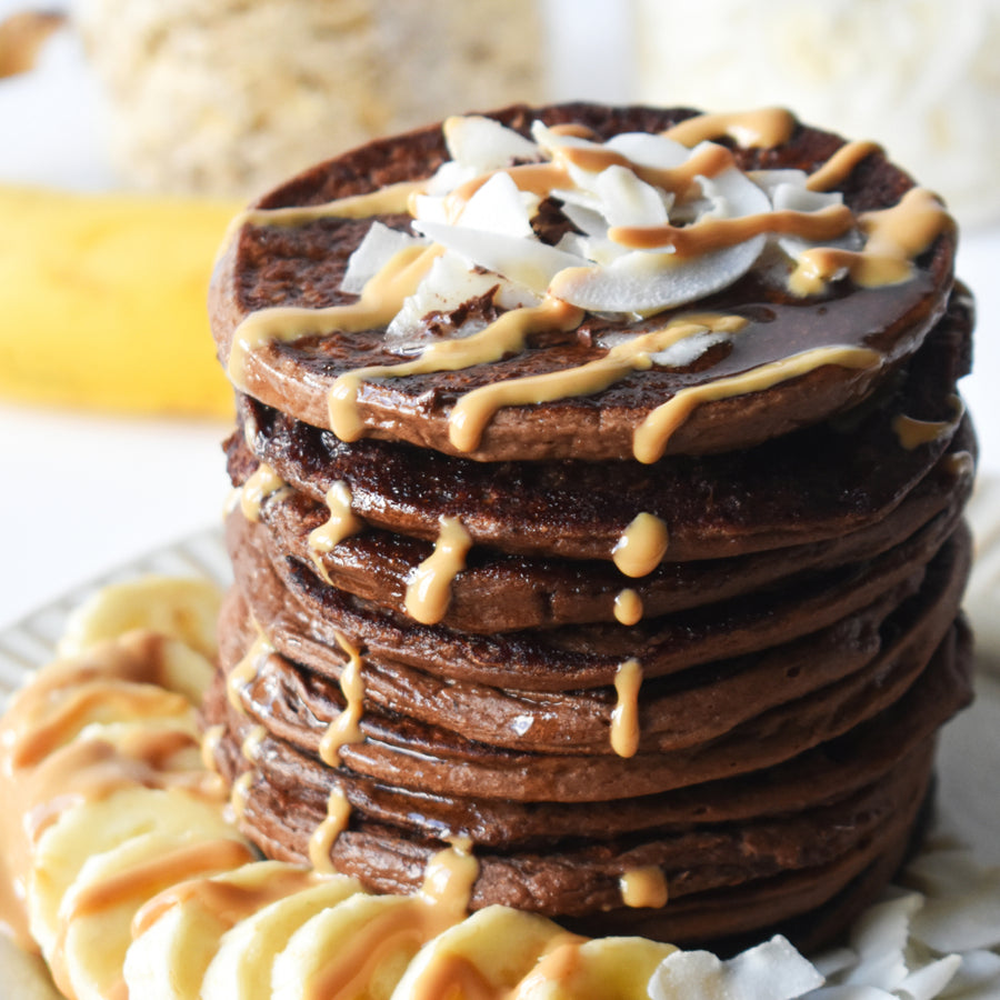 Energetisierende Schokoladen-Protein-Pfannkuchen zum Frühstück mit KIANOs Pulver