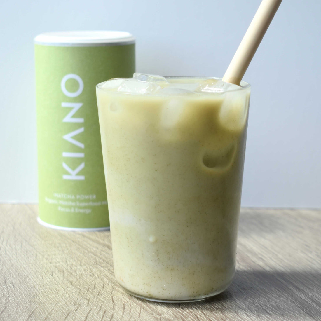 Bringen Sie neue Energie in den Tag mit KIANOs Magic Matcha Latte in einem Frucht-Smoothie